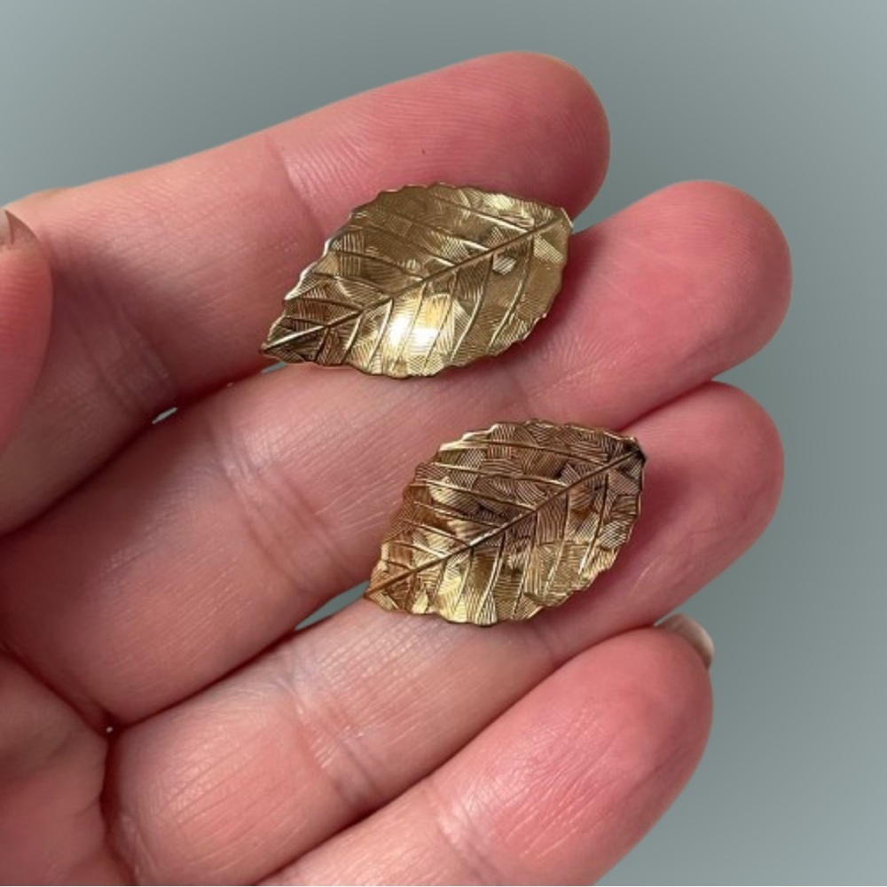 Vintage goldtone veined leaf clip earrings fall autumnal organic